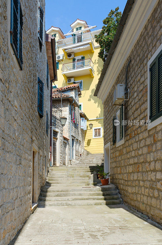 黑山老城Herceg Novi的狭窄街道
